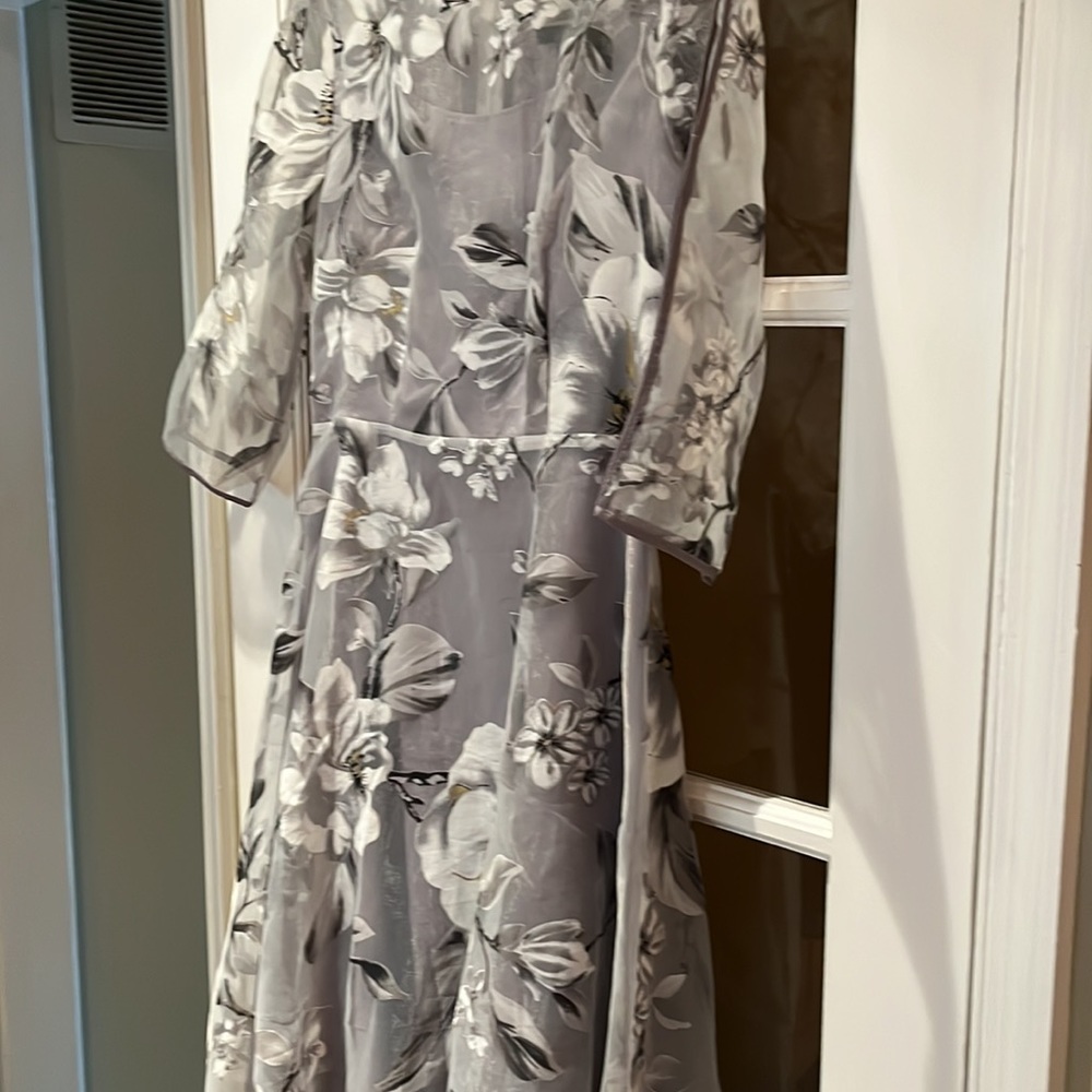 Dress - Picture 6 of 6